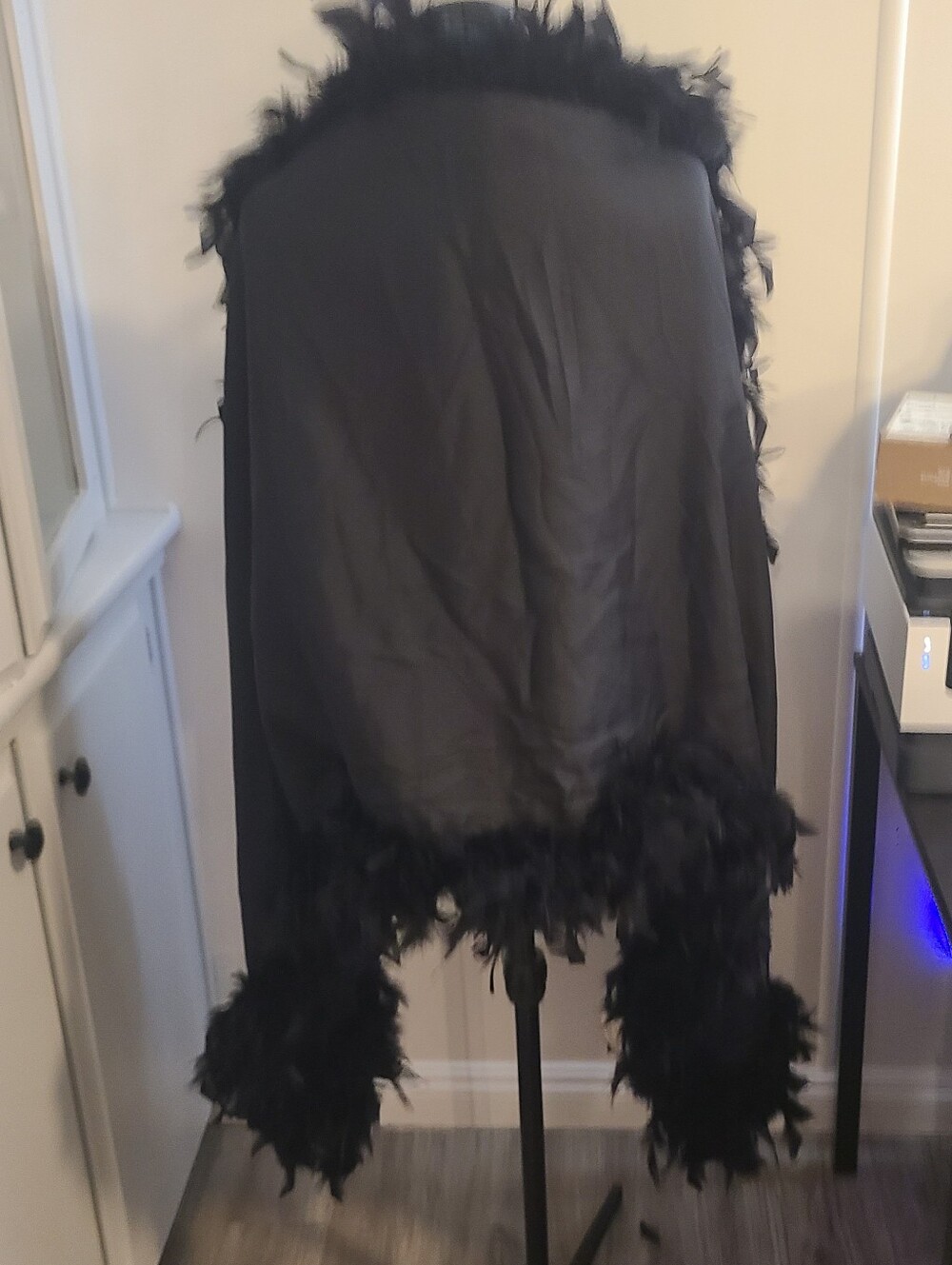 NWT Un, Deaux, Trois Brand Black Feather Trim Boa Scarf - Picture 4 of 9